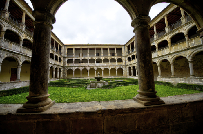 Vista del interior del claustro del monasterio de Valdedios